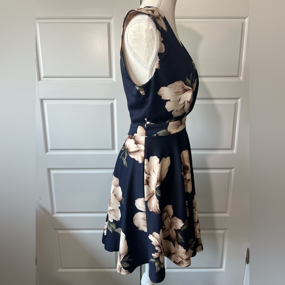 New Papaya Navy Floral Print Plunge Skater Dress Sleeveless Party Cocktail MD - Picture 6 of 8